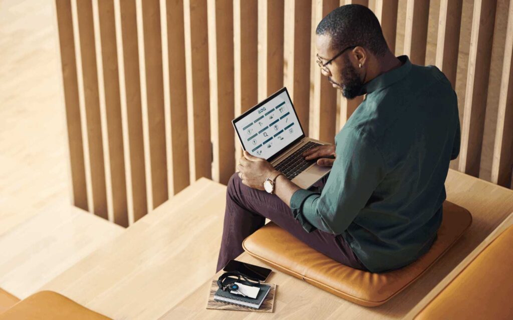 iloq smart lock person on computer 1